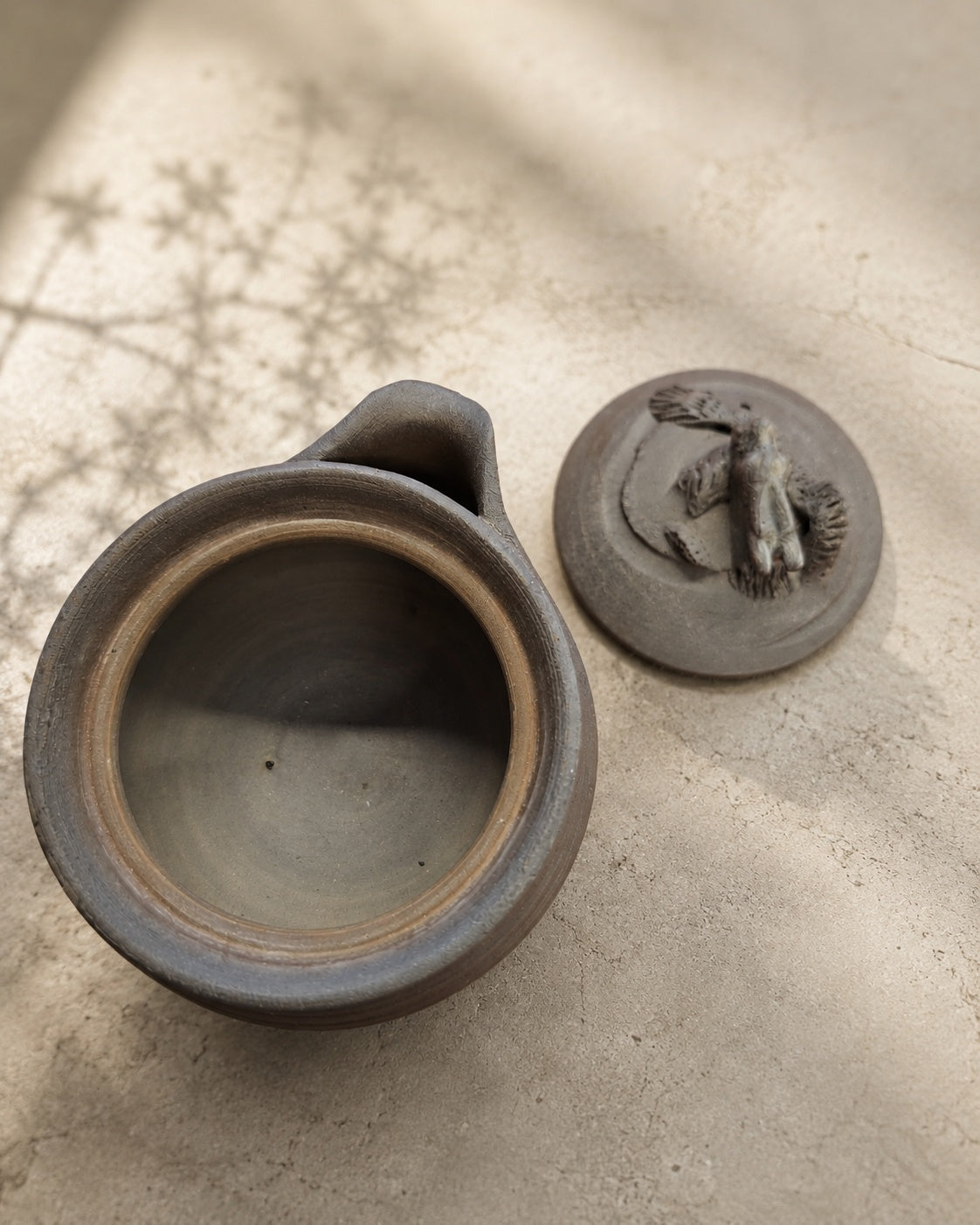 Hōhin with lid removed alongside, showing the unglazed interior and pale rim.