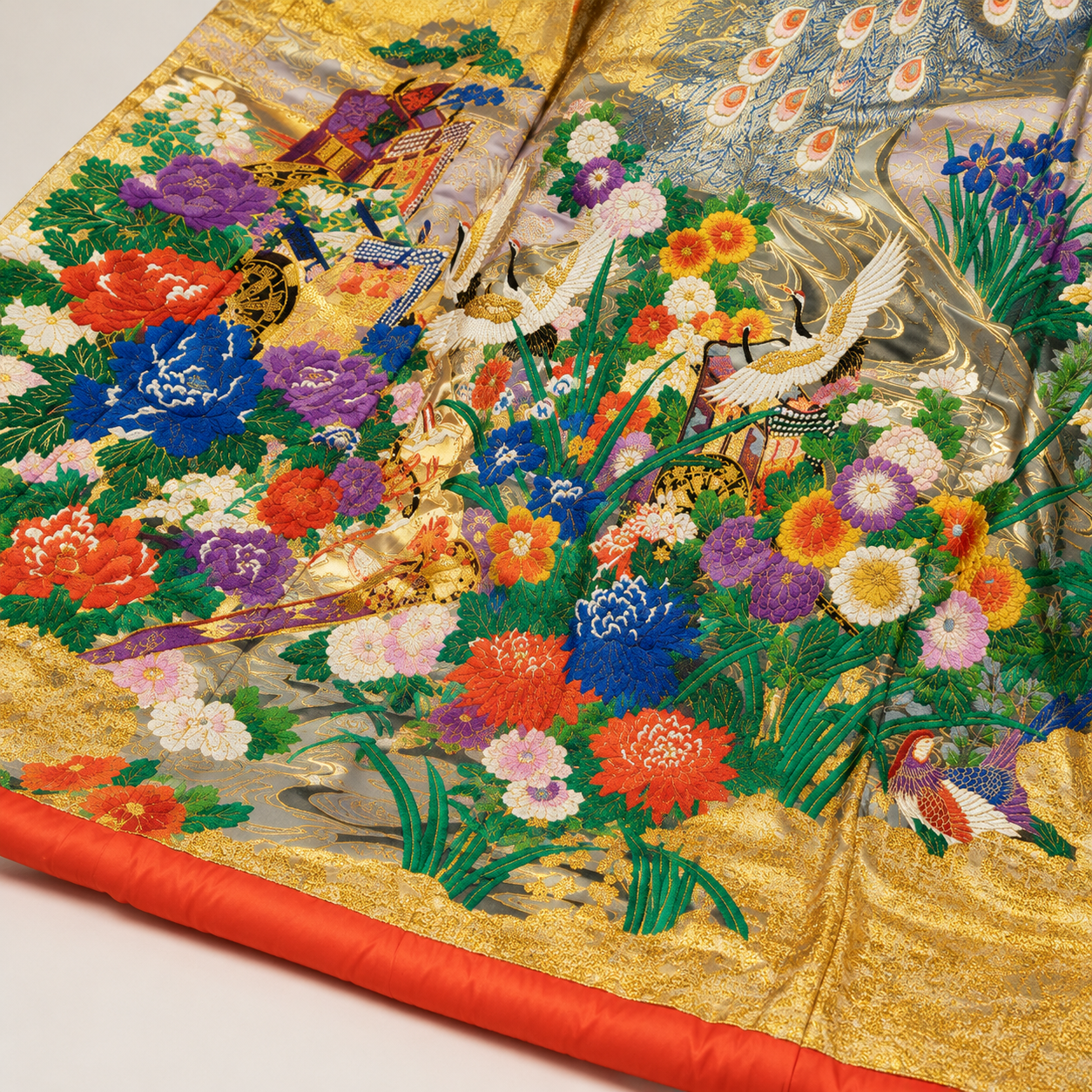Der Himmlische Pfau – Vintage Japanische Uchikake, Goldene Karaori-Roben mit Pfau und Kranich