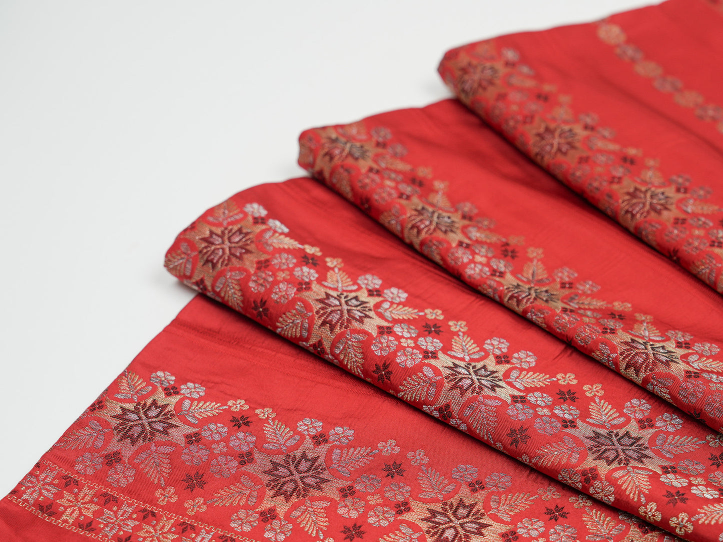 Japanese ceremonial silk table runner with yukiwa snowflake in crimson and gold — Renaras atelier