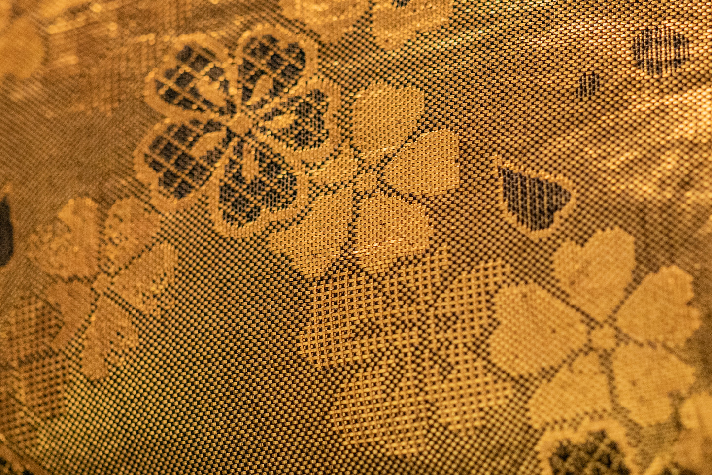 Die Akane Passage – Japanisches Seidenkissen für den unteren Rücken, Bokashi-Farbverlauf von Grün zu Rot, Chrysanthemen-Obi