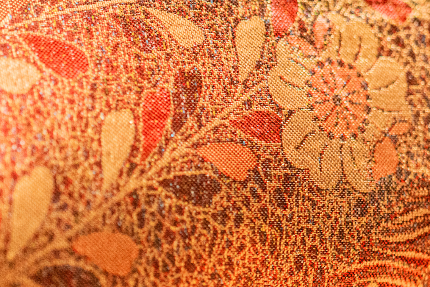 Die Akane Passage – Japanisches Seidenkissen für den unteren Rücken, Bokashi-Farbverlauf von Grün zu Rot, Chrysanthemen-Obi