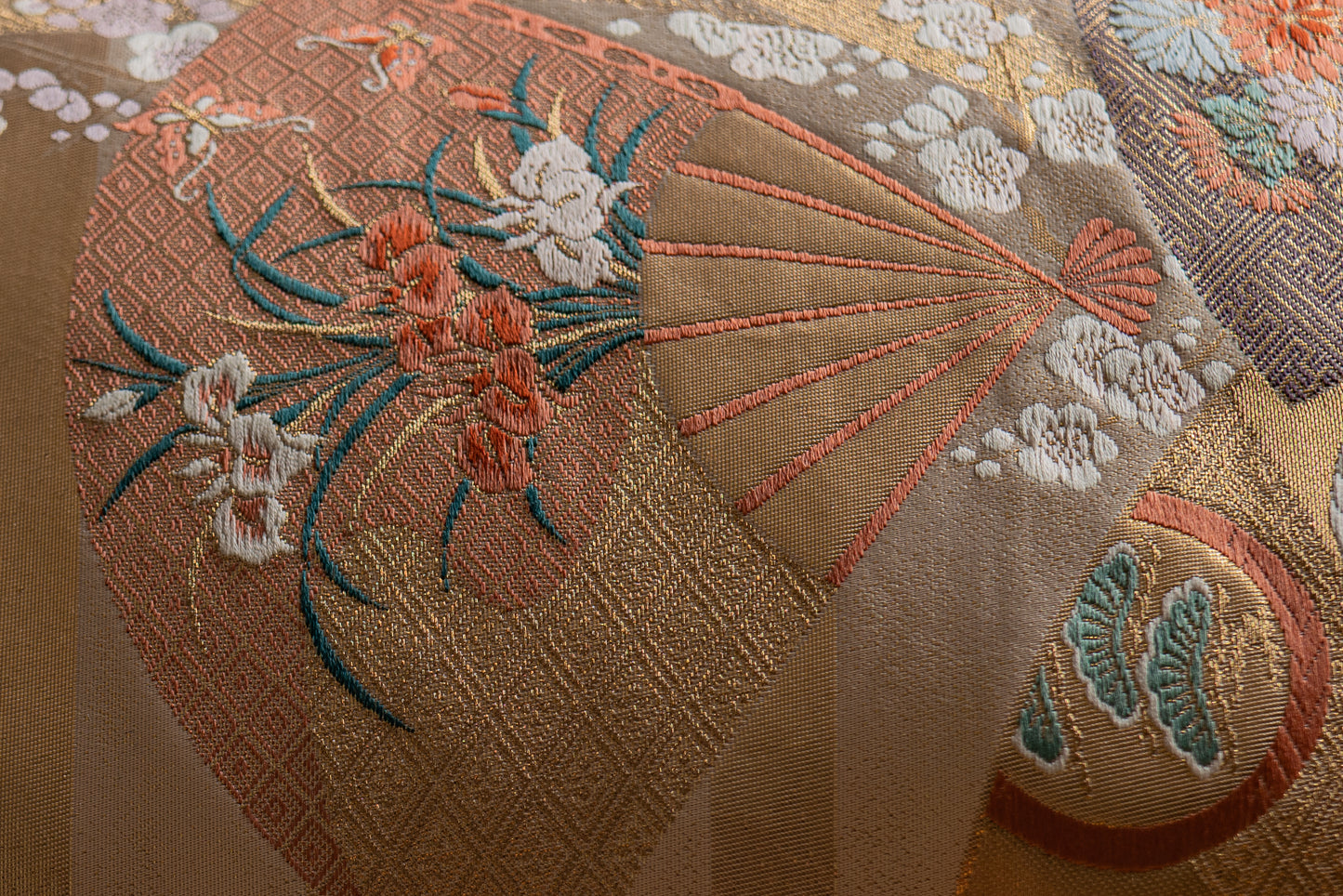 Le Sensu Reverie — Oreiller en soie japonaise, couleur or champagne et motif d'éventail floral