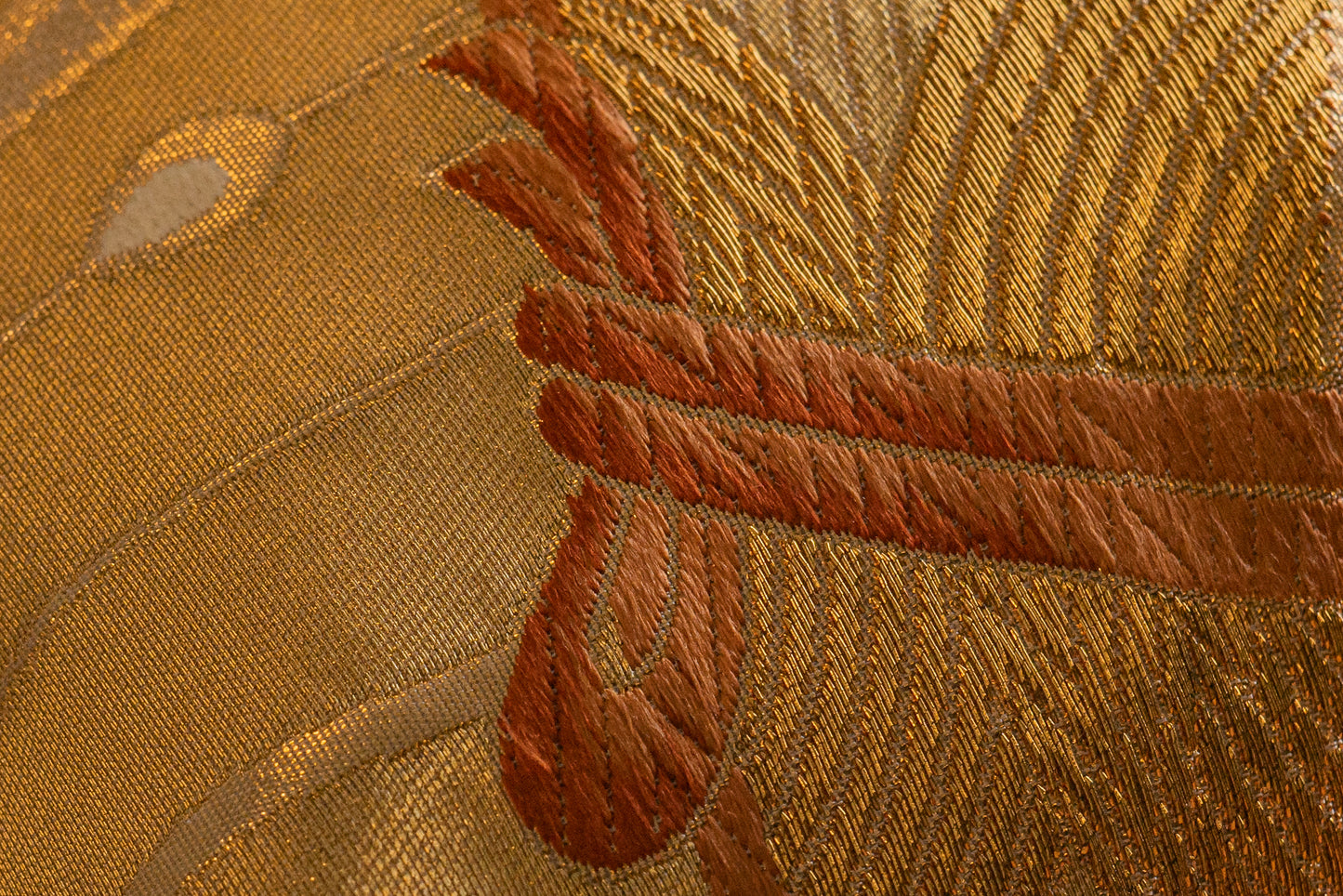 Le Noshi Fanfare — Coussin lombaire japonais en soie, Obi à serpentins cérémoniels or et vermillon