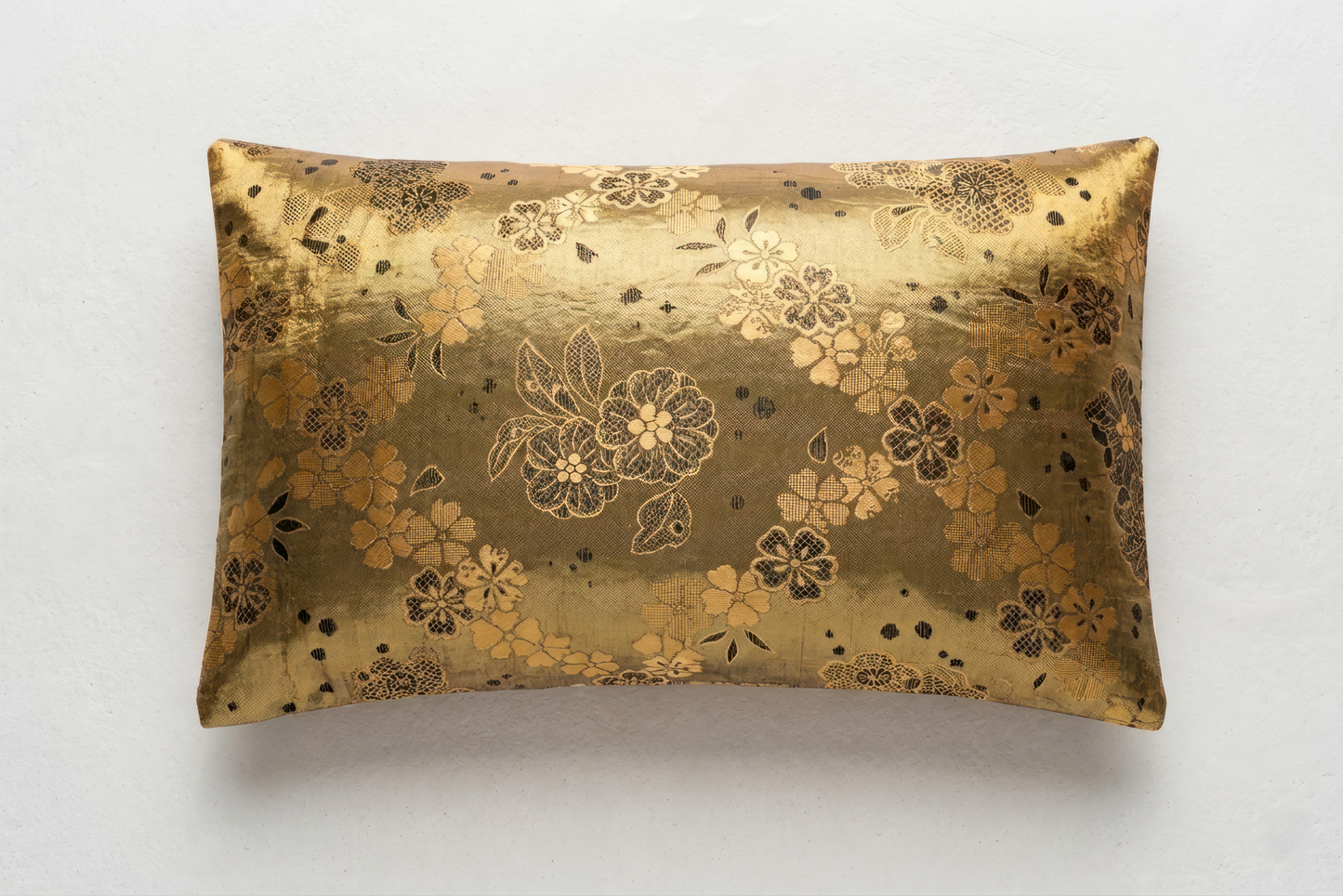 Die Akane Passage – Japanisches Seidenkissen für den unteren Rücken, Bokashi-Farbverlauf von Grün zu Rot, Chrysanthemen-Obi