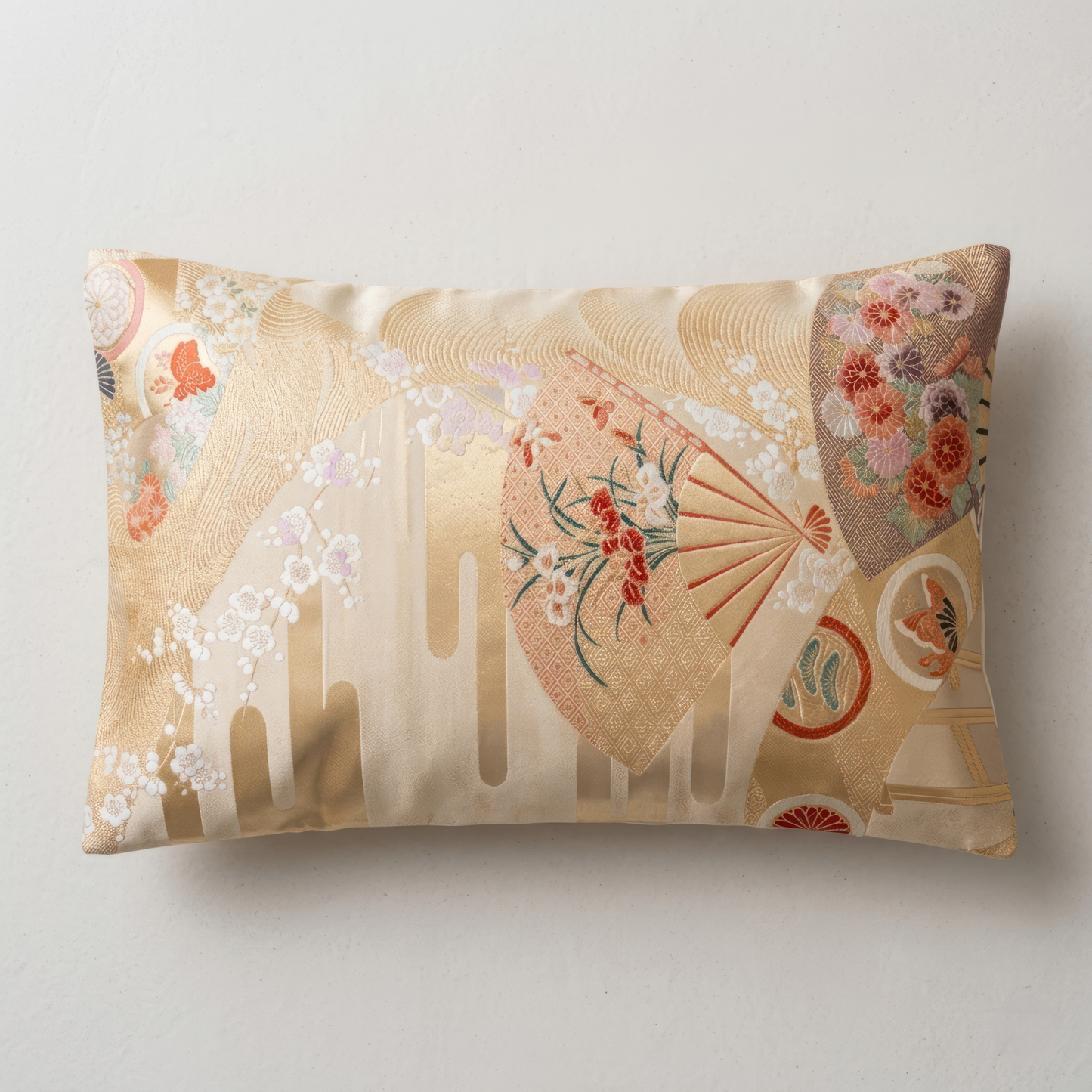 Le Sensu Reverie — Oreiller en soie japonaise, couleur or champagne et motif d'éventail floral