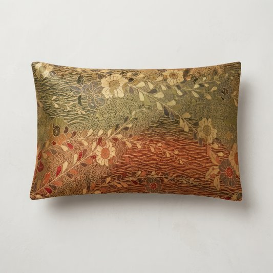 Die Akane Passage – Japanisches Seidenkissen für den unteren Rücken, Bokashi-Farbverlauf von Grün zu Rot, Chrysanthemen-Obi