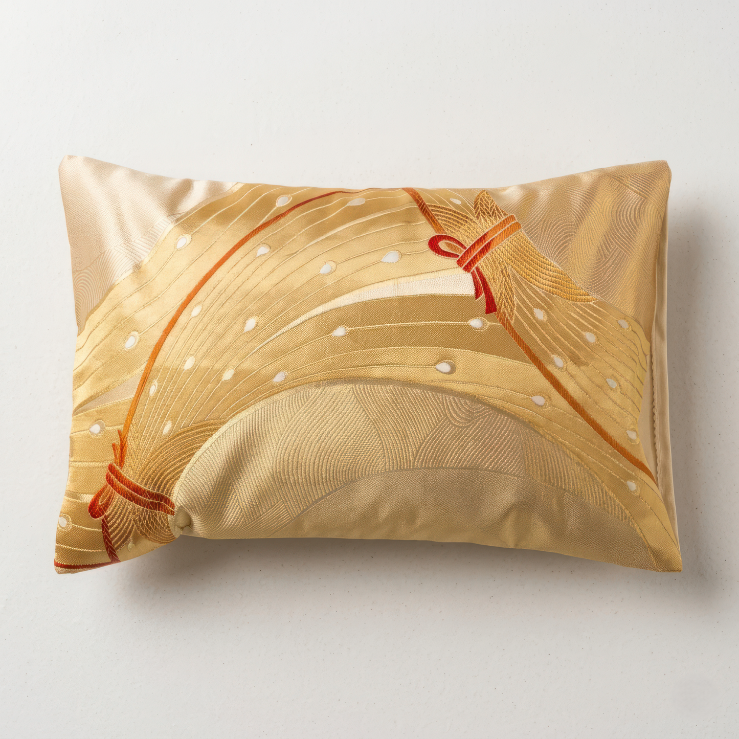 Le Noshi Fanfare — Coussin lombaire japonais en soie, Obi à serpentins cérémoniels or et vermillon